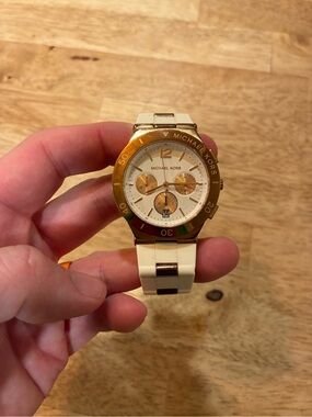 MICHAEL KORS WYATT GOLD TONE,WHITE SILICONE WRAPPED BAND WATCH-MK6171 VERY NICE!